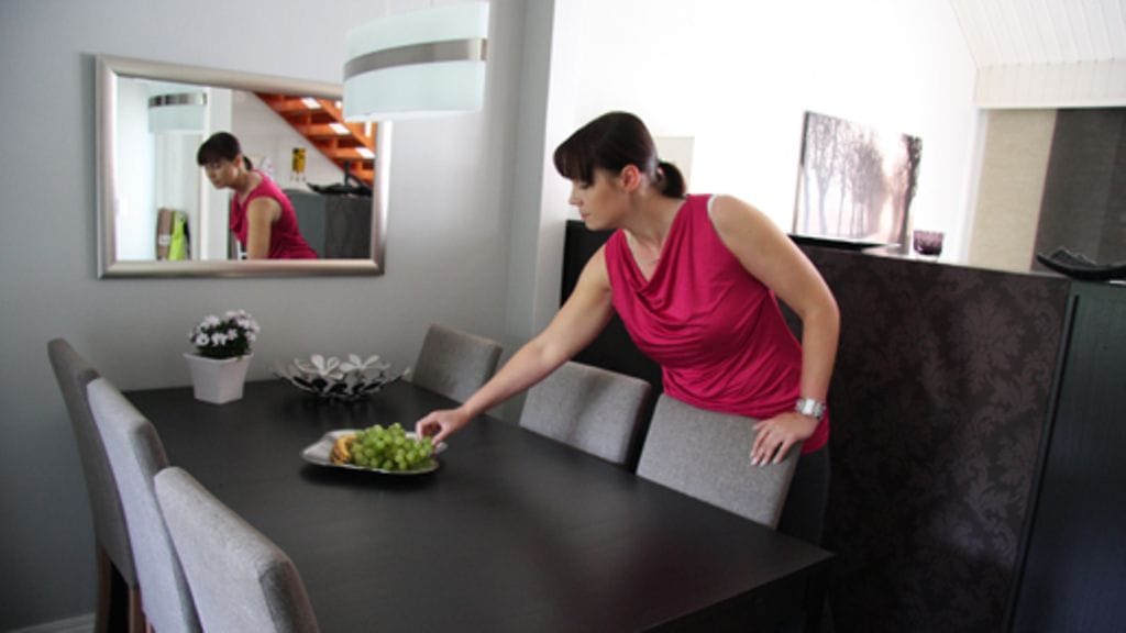 Keittiön pöydän äärelle kerännytään juhlimaan. Kuva: MTV3.