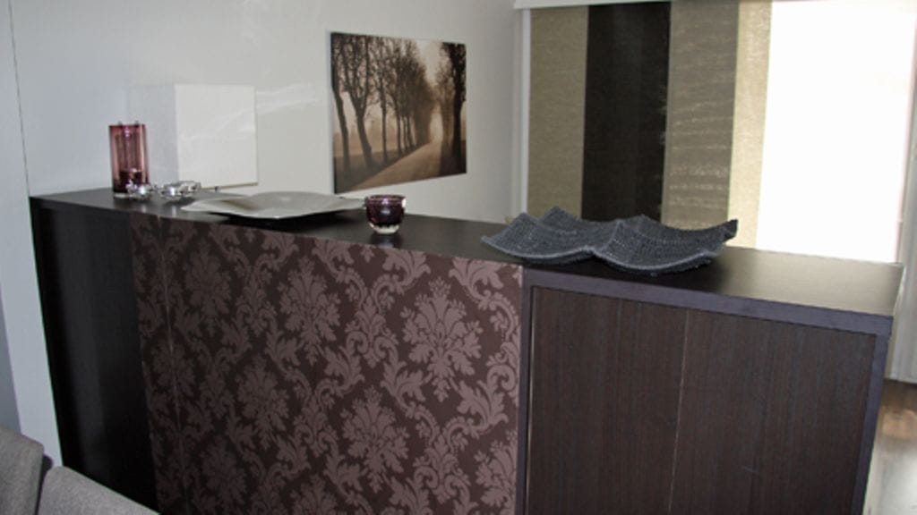 Hanna tapetoi tv-hyllyyn koristetapetin. Kuva: MTV3.