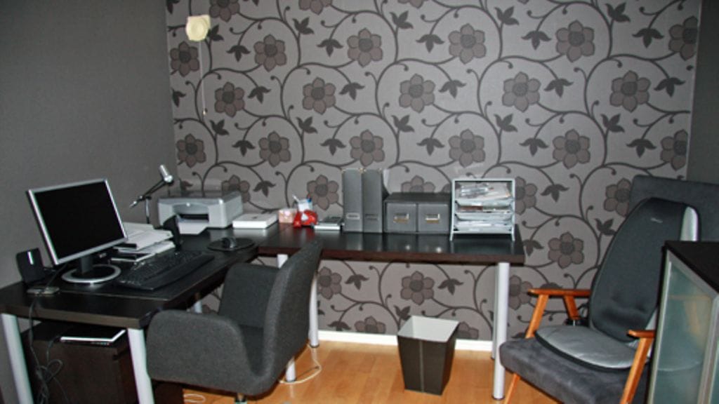 Työhuone on tyylikäs kokonaisuus kukkatapetteineen. Kuva: MTV3.