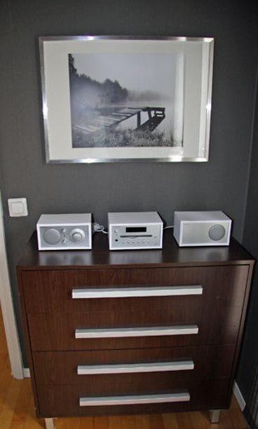 Työhuoneesta löytyvät myös musiikkivehkeet. Kuva: MTV3.