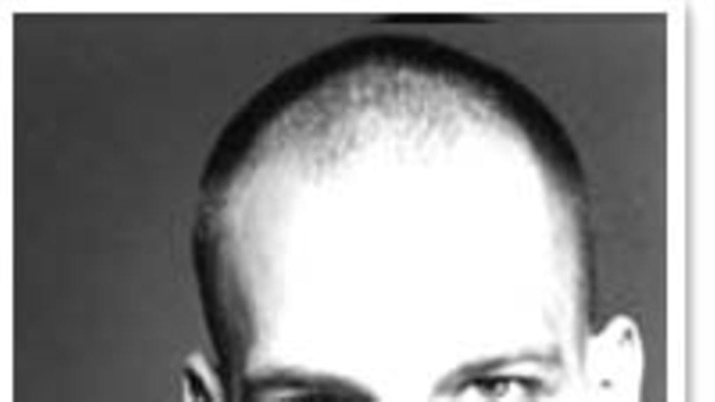 Jussi Chydenius laulaa Rajaton-lauluyhtyeessä.