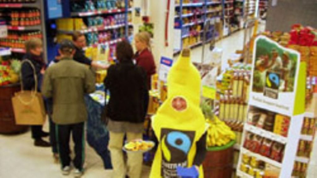 Reilun kaupan viikolla vapaaehtoiset järjestävät kaupoissa Reilun kaupan tuotemaistiaisia.