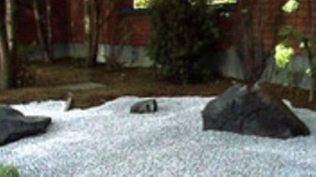 Japanilaisessa puutarhassa kivien karua kauneutta