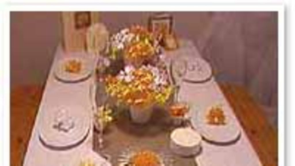 Keinoniinikukkasia maljakossa ja pöytäliinassa