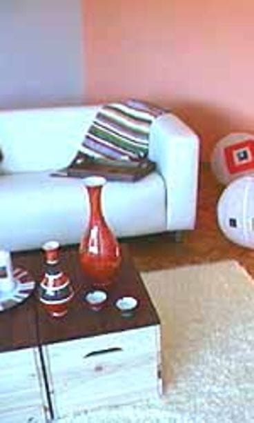 Olohuone täynnä retroelementtejä