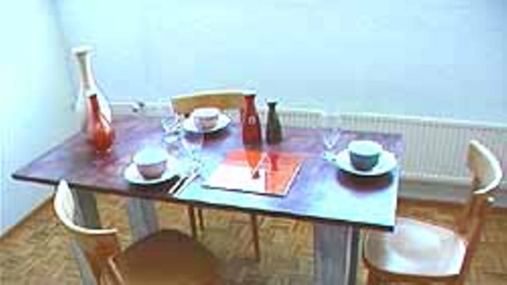 Pöydän pinta on puotipaperilla päällystetty ja découpage-käsitelty.