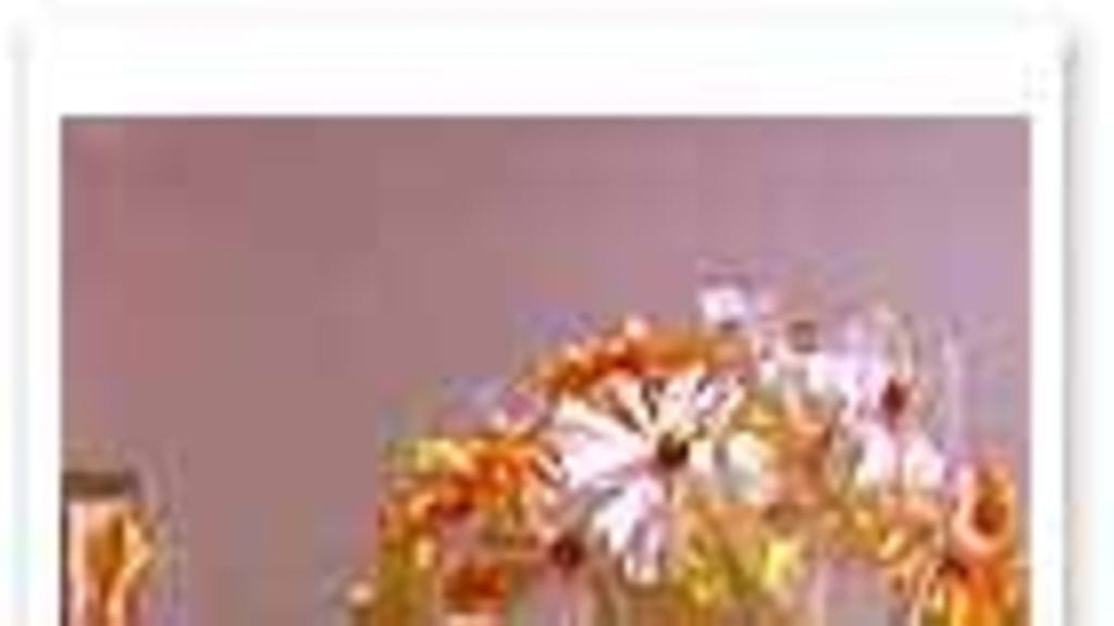 Keinoniinestä tehdyillä kukkasilla kattauksesta tulee hauska.