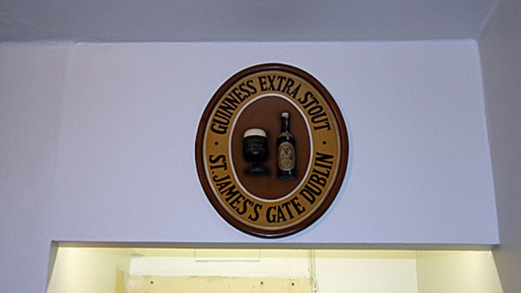 Koop tykkää tunnetusti irlantilaisista pubeista. Remontissa olevaa keittiön kattoa koristaa jo Guinness-taulu. Kuva: MTV3.