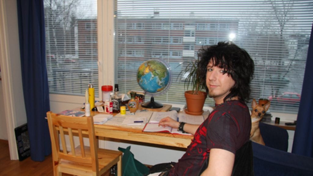 Siniset verhot ja työtuolina toimiva nojatuoli ovat sävy sävyyn. Kuva: MTV3.