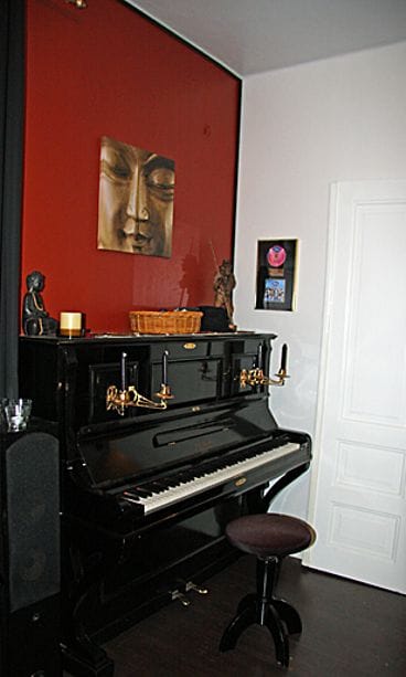 Piano on lähes satavuotias ja se on kunniapaikalla olohuoneessa. Kuva: MTV3.