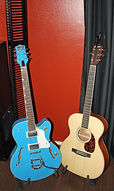 Myös näillä syntyy sävelmiä, Koopin kitarat. Kuva: MTV3.