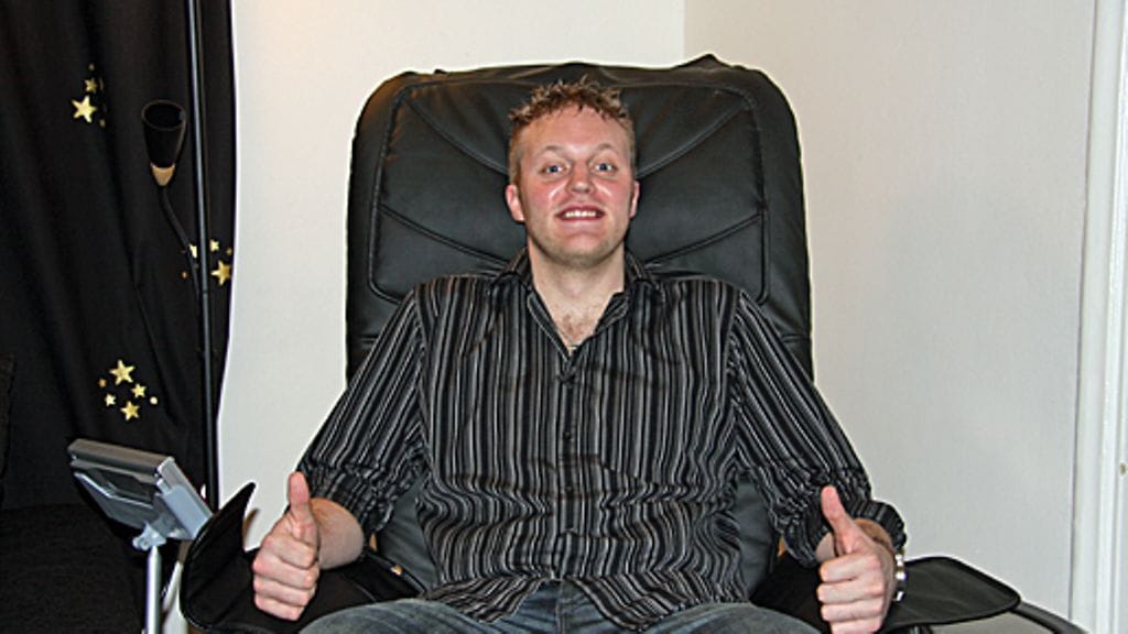 Näin Koop rentoutuu. Hierova tuoli saa pakostakin hymyn huulille! Kuva: MTV3.