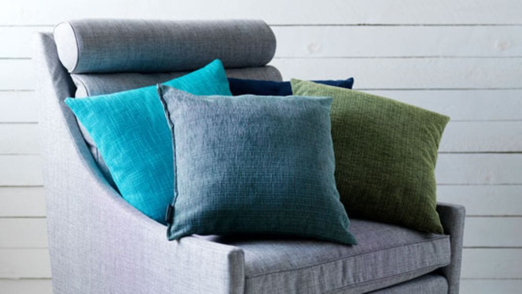 Finlaysonin kauniita Aino-sisustustyynyjä saa myös turkosina. Kuva: Finlayson