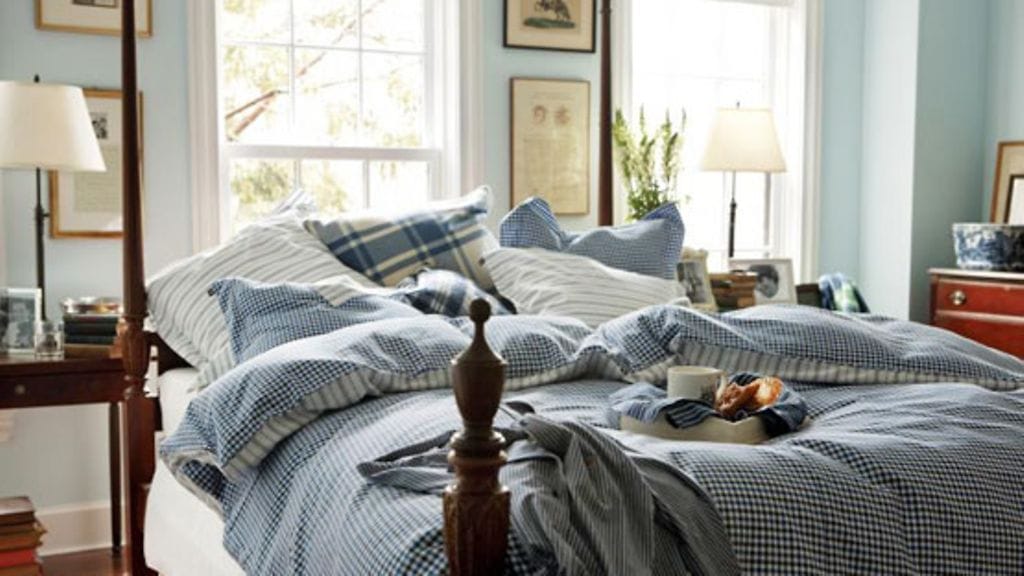 Sinistä, vaaleaa ja harmaata – tässä huoneessa on helppo nukahtaa. Kuva: Gant Home