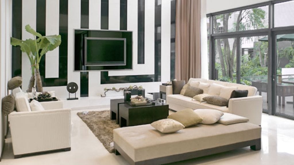 Voimakasta seinää on rauhoitettu muun sisustuksen vaaleudella.