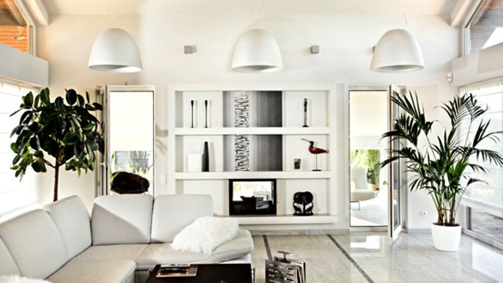 Paljaat pinnat ja tyhjä tila tuovat valoa ja raikkautta kotiin.