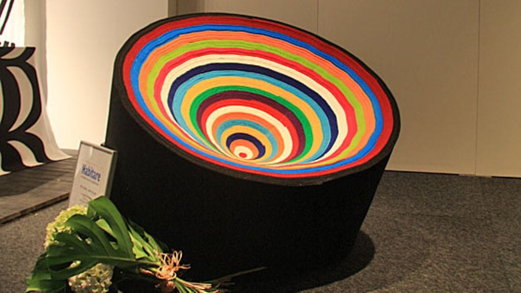 Habitare-suunnittelukilpailun värikäs voittotyö on valmistettu messumatoista. Kuva: Hannele Järvelä/ MTV3