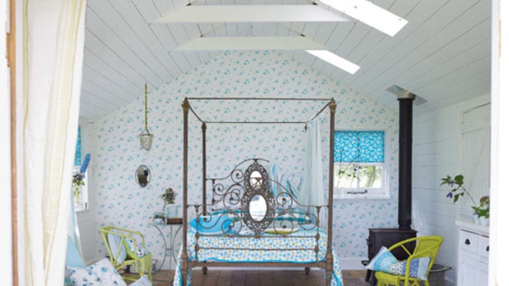 Pienessä lomakodissa kalusteet on osattava asetella fiksusti. Kuva: Designers Guild