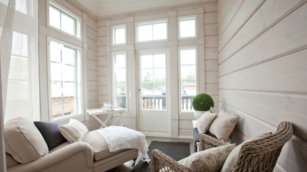 Kesämökeistä on tullut näyttäviä kakkoskoteja, joista kannattaa pitää huolta. Kuva Lappeenrannan loma-asuntomessuilta, Zach Stovall