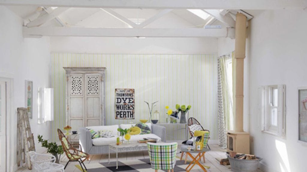 Valkoisella maalilla saat ihmeitä aikaan. Se on paras remonttivinkki hyväkuntoiseen, mutta aikansa eläneeseen kesäkotiin. Kuva: Designers Guild