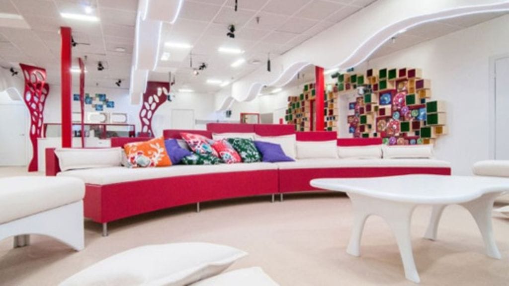 Tänä vuonna olohuoneen ilme on runsaan värikäs pienten yksityiskohtien ansiosta.