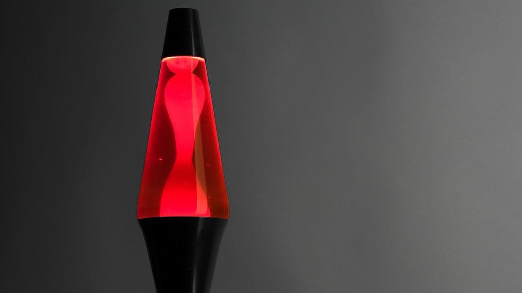 Laavalampun idea on poimittu munakellosta ja muoto lasipullosta.