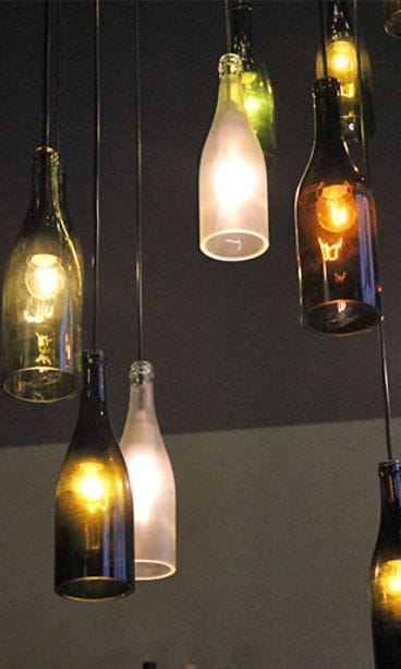 Ravintola Murussa Helsingissä on hyödynnetty hauskasti vanhoja viinipulloja.