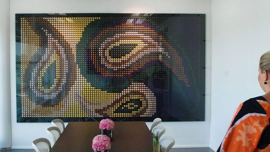 Nespresson toimistolla Keilaniemessä komeilee kahvipatruunoista tehty uniikki taideteos.