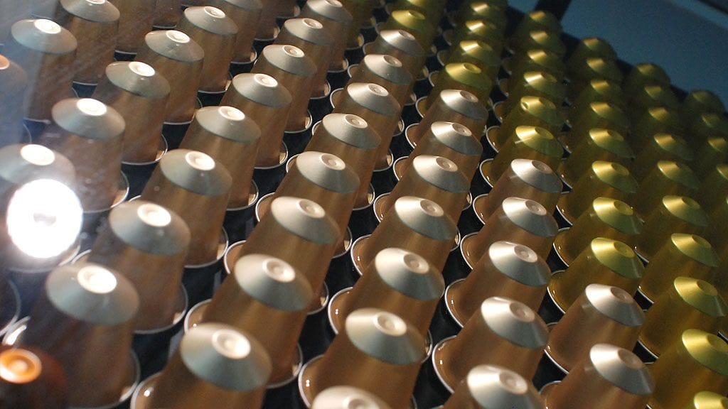 Nespresson toimistolla Keilaniemessä komeilee kahvikapseleista tehty uniikki taideteos. Kuva: Koti/MTV3