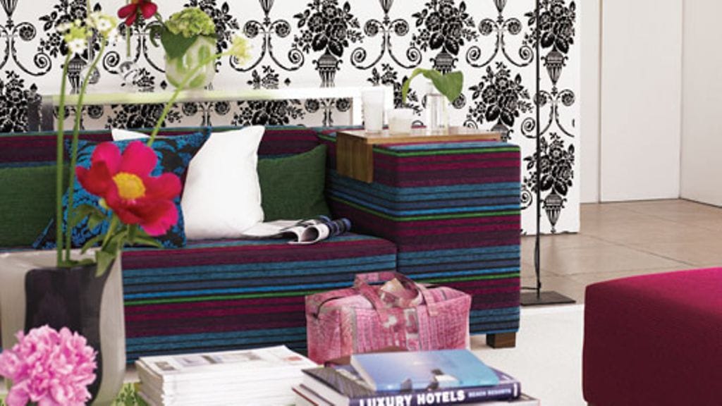 Värikäs sohva on hieno katseenvangitsija.