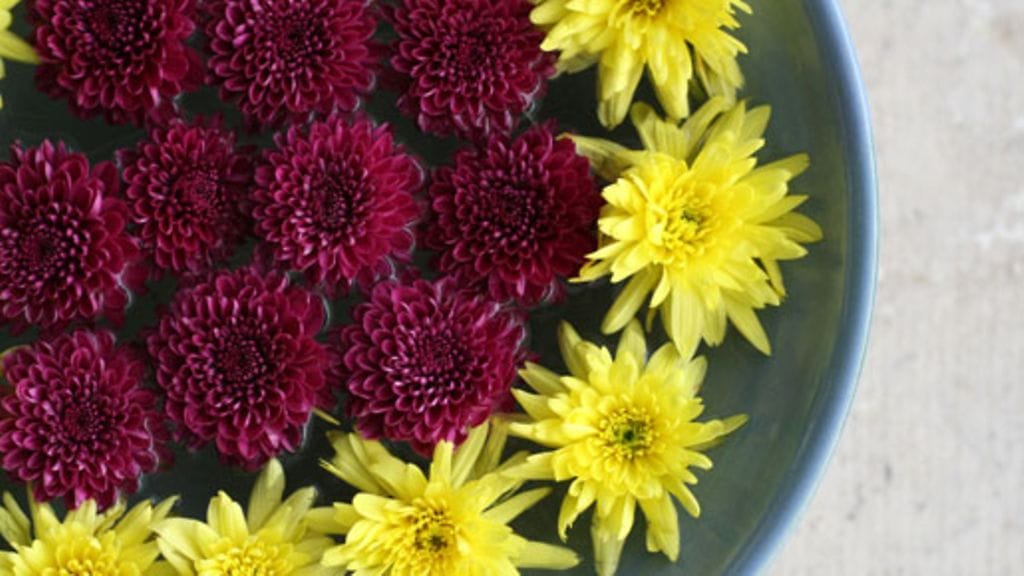 Kukka-asetelmasta voi tehdä näyttävän sisustuselementin.