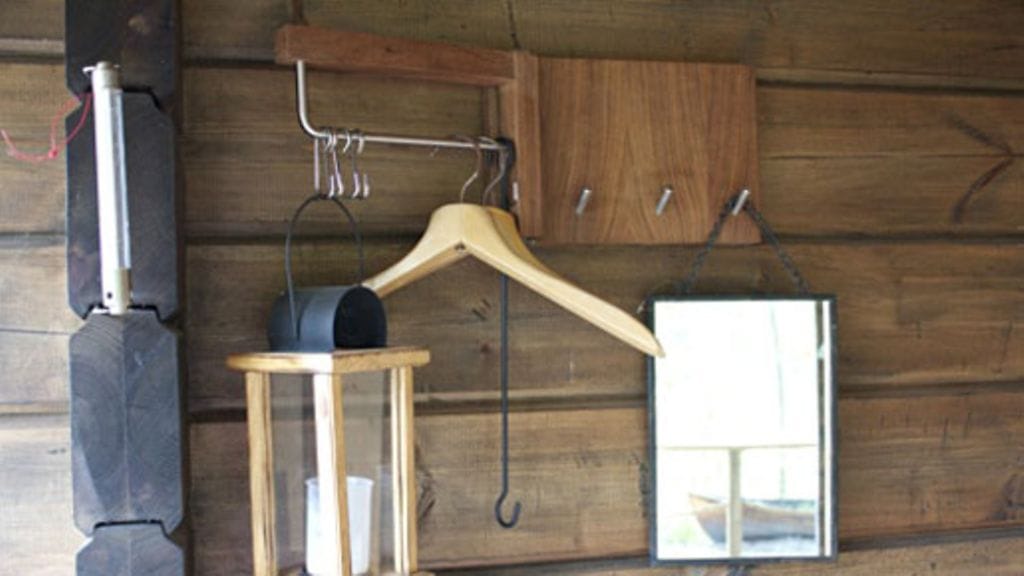 Peilistä näkyvään vanhaan soutuveneeseen on istutettu mansikoita ja ruohosipulia.