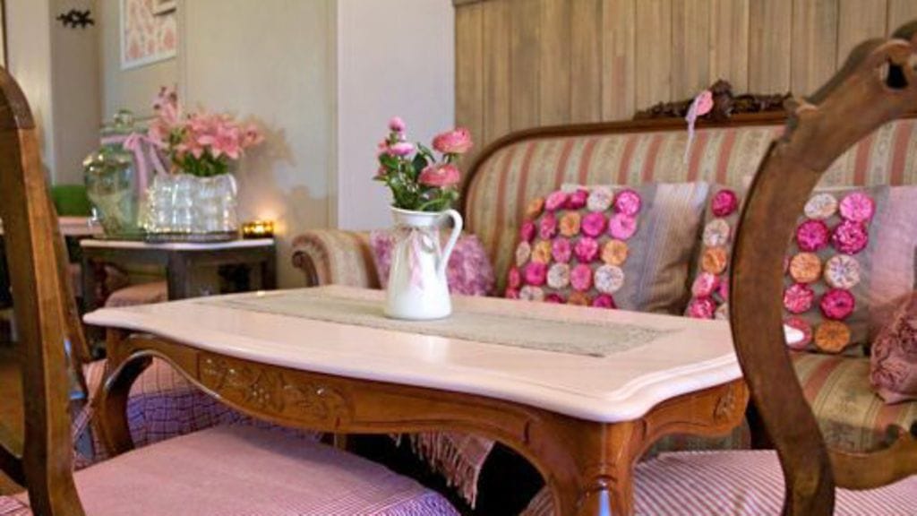 Raikasta tyylikaluste maalaamalla pöydän kansi muuhun sisustukseen sopivalla sävyllä.