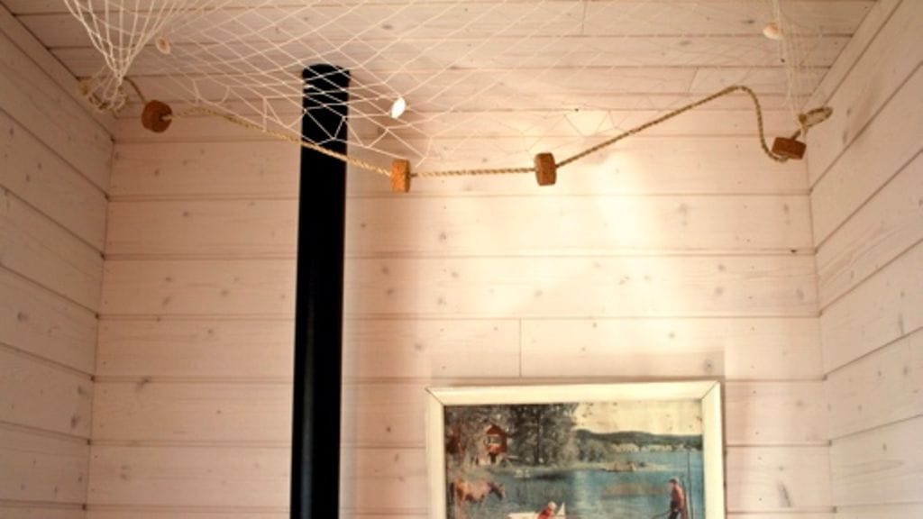 Kalamiehen hyyskää koristavat kalaverkot simpukoineen.