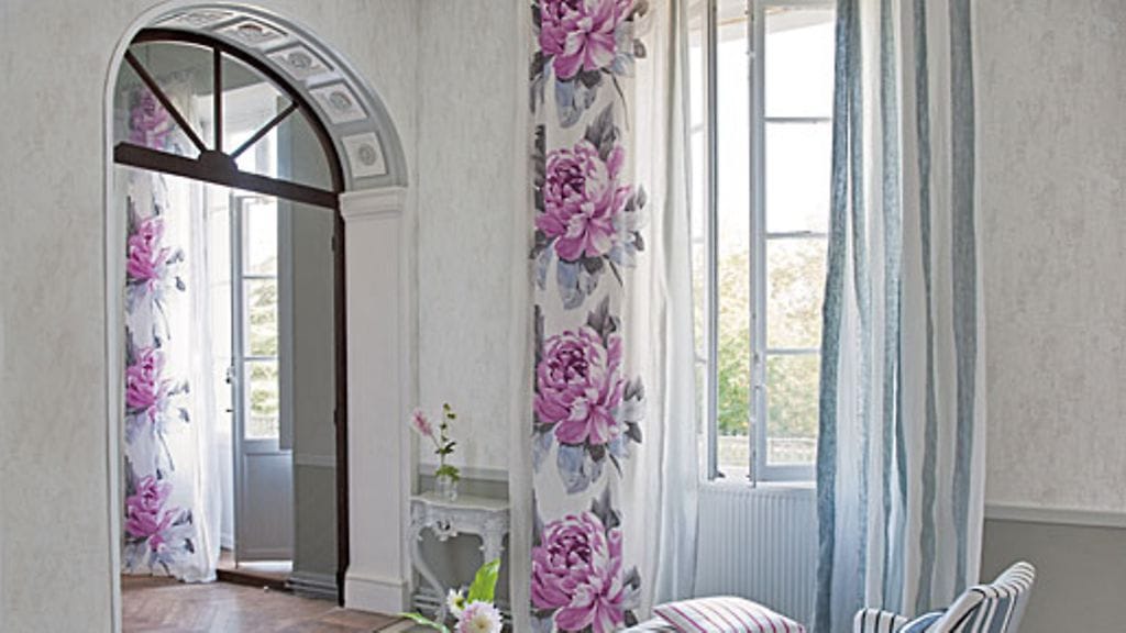 Harmaa on väreistä trendikkäin. Kukkakuositkin nousevat uuteen suosioon. Kuva: Designers Guild