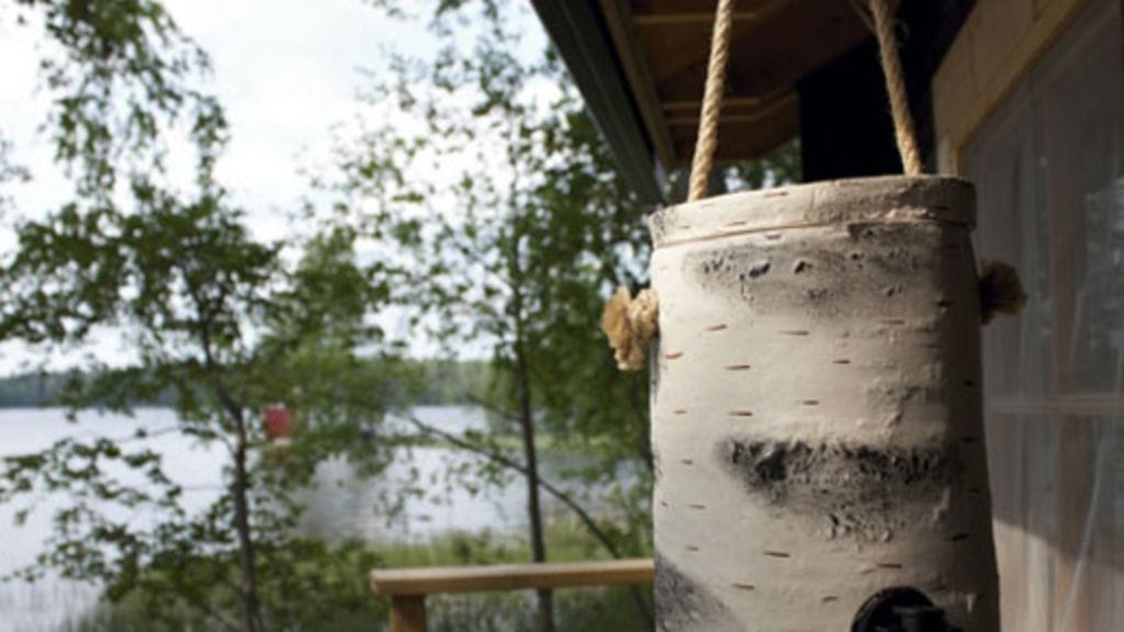 Tämä koivu ei valuta mahlaa vaan viiniä terassin illanistujaisten iloksi.