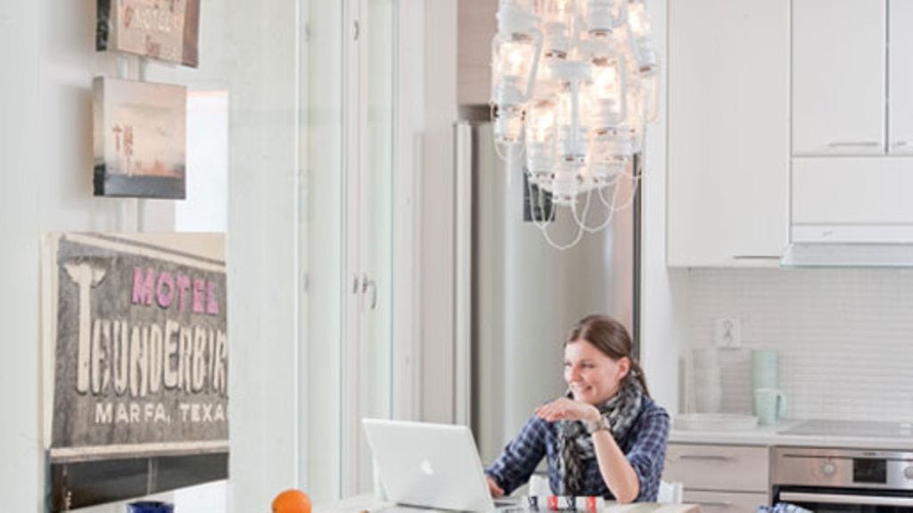 Ivana Helsingin tyyliin sisustetun yksiön komistus on myrskylyhdyistä rakennettu valaisin.