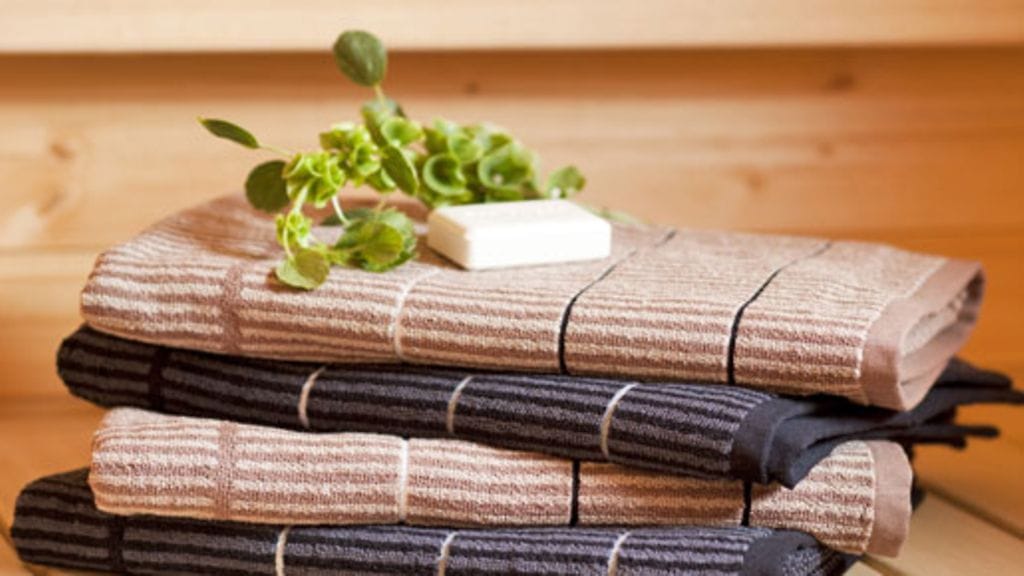 Mökkisaunan hellivien löylyjen jälkeen on ihana kietoutua pehmeään pyyhkeeseen. Kuvassa Finlaysonin Ruoko-froteepyyhkeet.