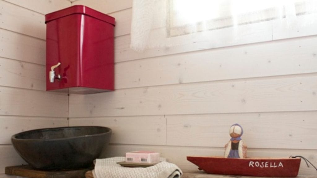 Emännän isoisän veistämä Rosella-vene on muisto monista lapsuuden laivamatkoista Ruotsiin.