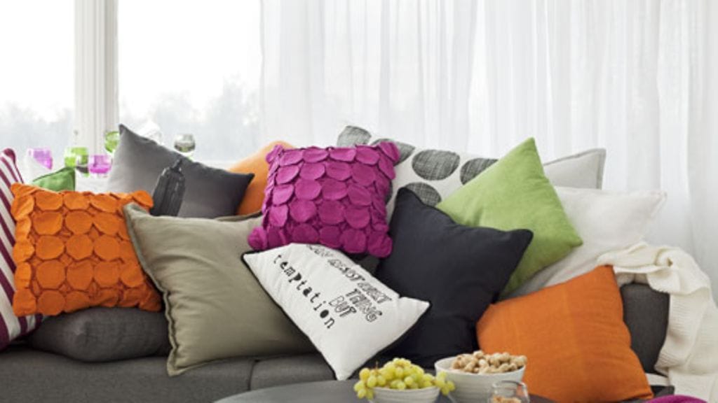 Värikkäät koristetyynyt tuovat piristystä huoneeseen.