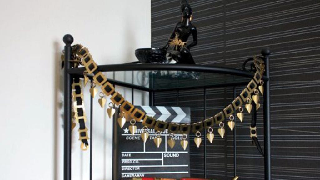 Mustassa tapetissa on liituraitapuvun arvokkuutta.