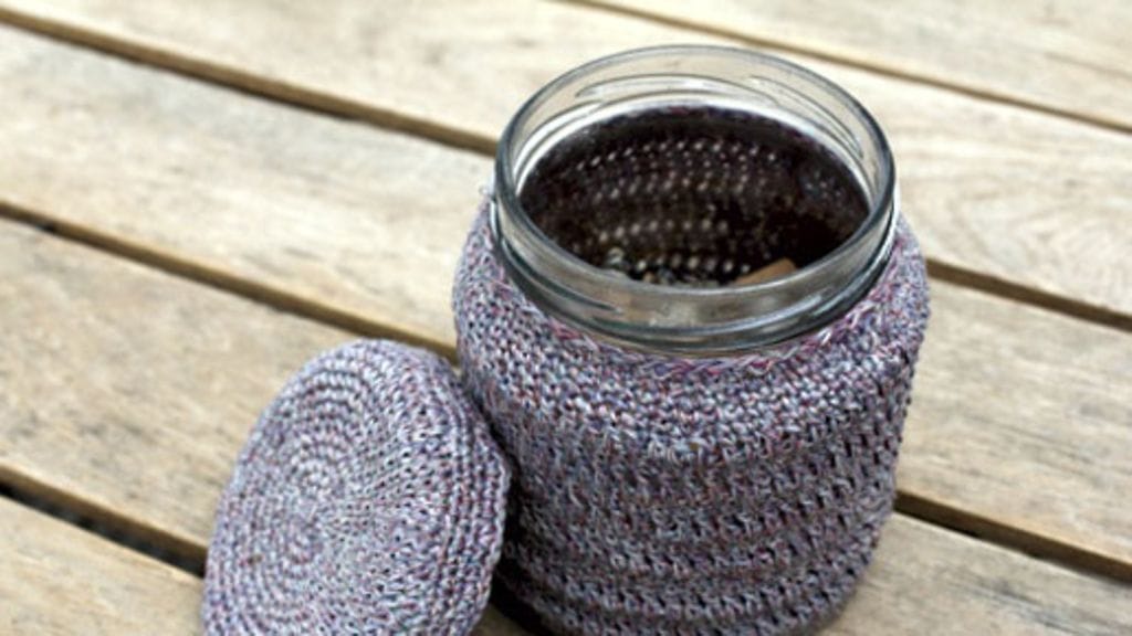 Tuunattu kurkkupurkki on oiva idea mökkituliaiseksi.