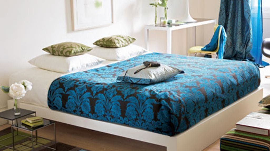 aIso sänky sopii pienempäänkin huoneeseen.