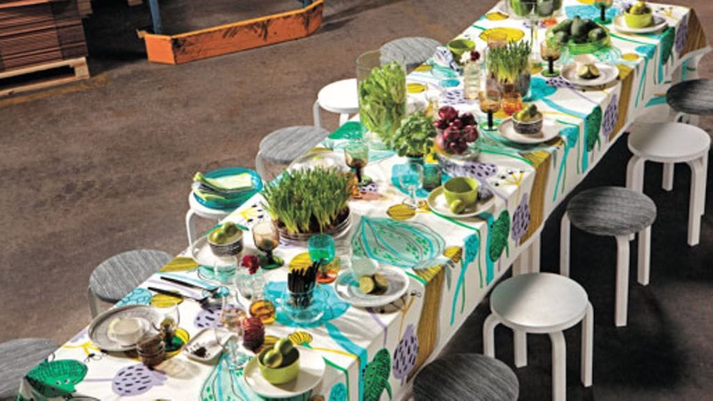 Pia Holmin Kohti kesää -kattaus luo alkukesän iloisen tunnelman ja vehreyden Marimekon juhlavuoden kunniaksi.