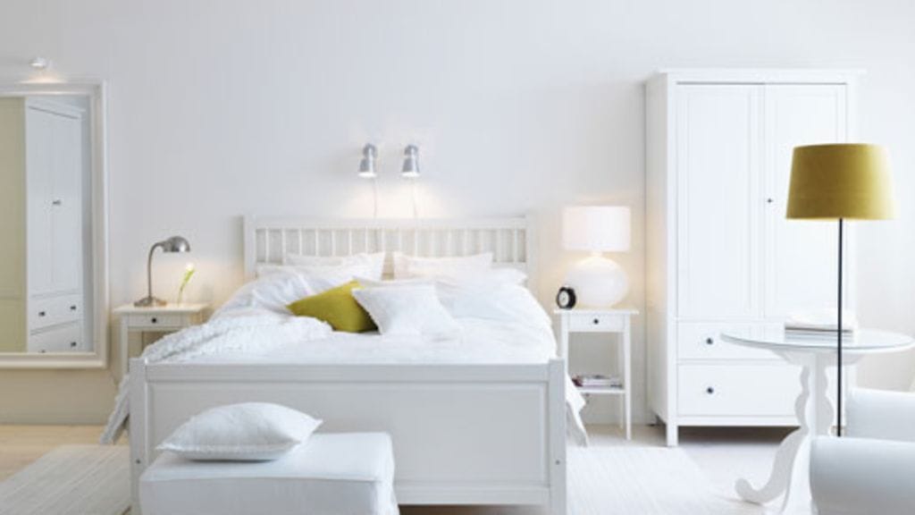 Kokovalkoinen ei ole missään nimessä tylsä, vaan päästää materiaalit oikeuksiinsa.