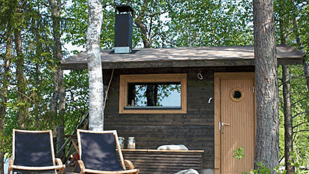 Yksi isännän taidonnäytteistä on kiville ja puille tilaa antava saunan terassi.