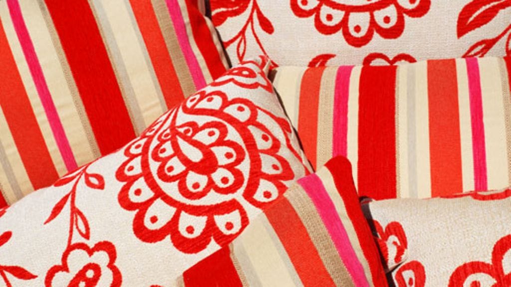 Koristetyynyissä hehkuu punainen.