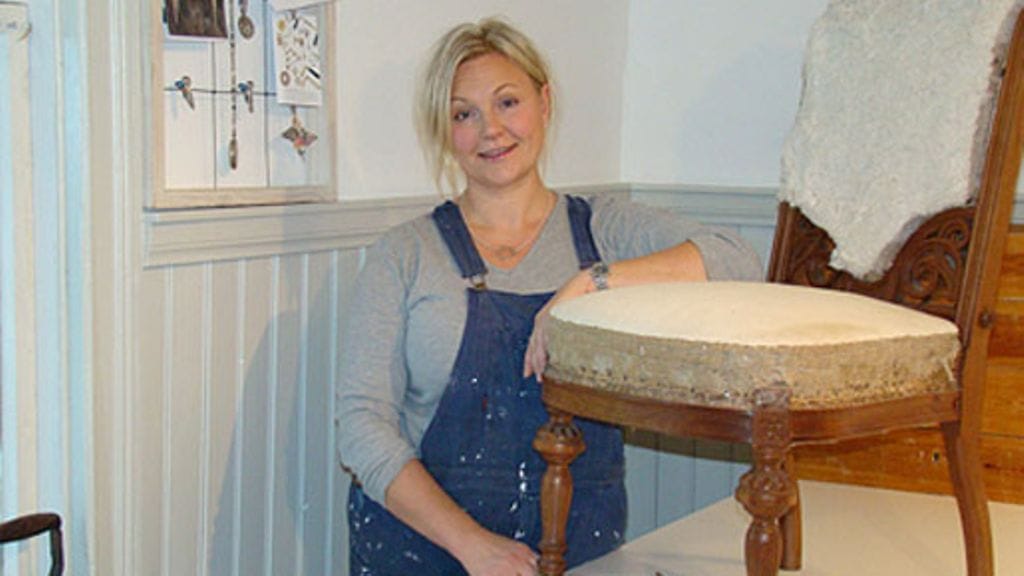 Arvokkaan 1930-luvun Chippendale-sohvan istuinosan joustinsitoukset ovat katkenneet. Selkänoja ja käsinojat ovat sen sijaan säilyneet hyvin. Korjaus verhoiluineen kestää noin viikon. Työ tarvikkeineen maksaa noin 2500 € sekä kangaskulut.