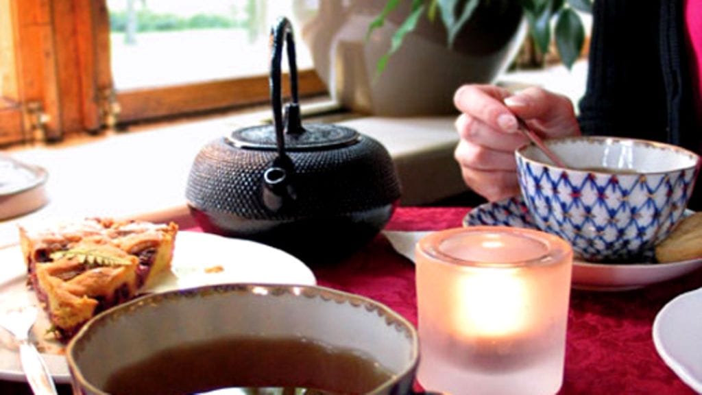 Tee ja kynttilät kuuluvat syksyyn.