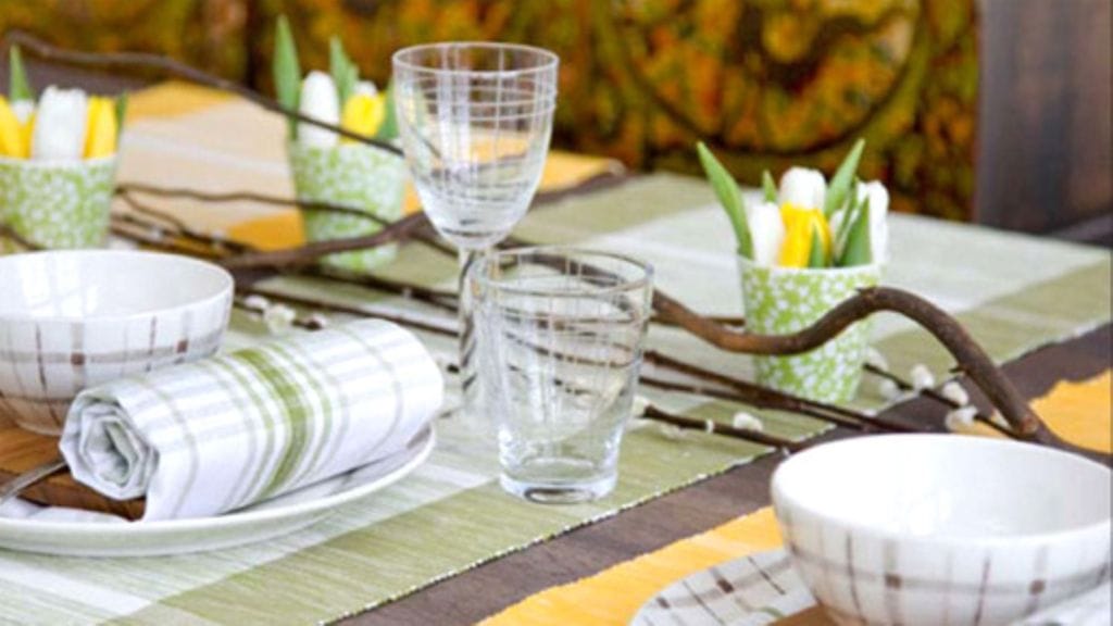 Pääsiäispöydässä näkyvät kevään sävyt. (Kuva: Pentik)